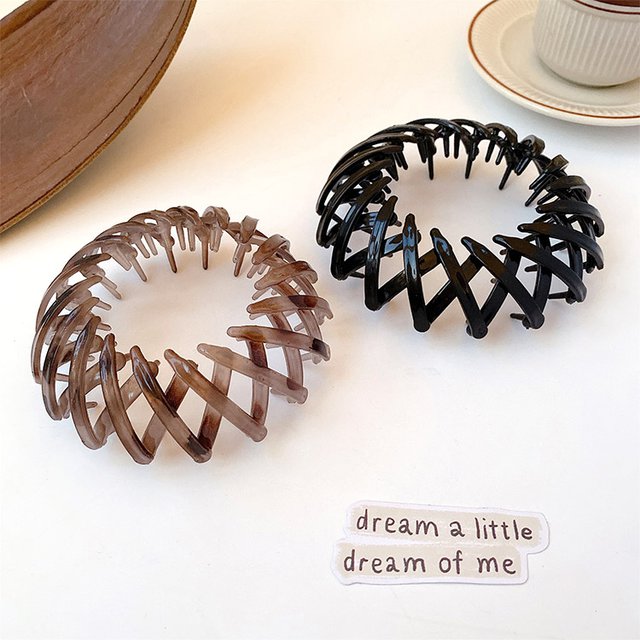 逆毛立てずボリュームお団子　可愛くて小顔効果もある　簡単に華やかになる髪飾り～